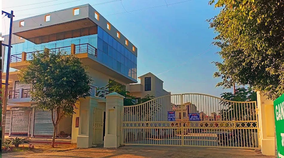 Building at the Ganpati Kunj gate